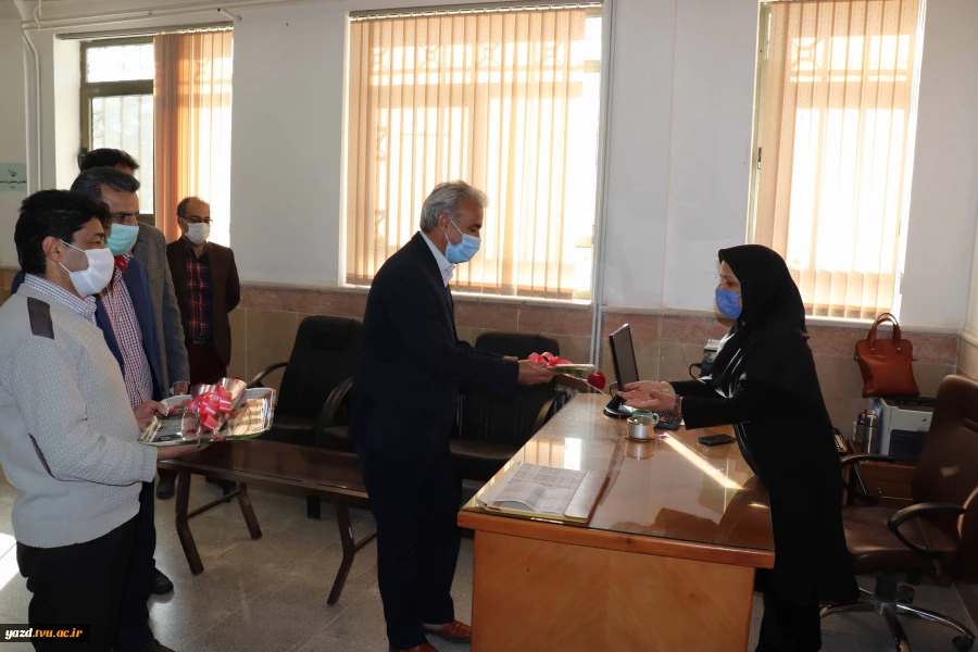 به مناسبت بزرگداشت روز زن صورت گرفت؛
دیدار مهندس تیموری با بانوان همکار آموزشکده فنی امام علی (ع) یزد در محل کارشان 2
