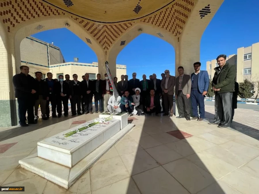 غبارروبی و عطر افشانی مزار شهید گمنام آموزشکده فنی شهید مطهری تفت 5