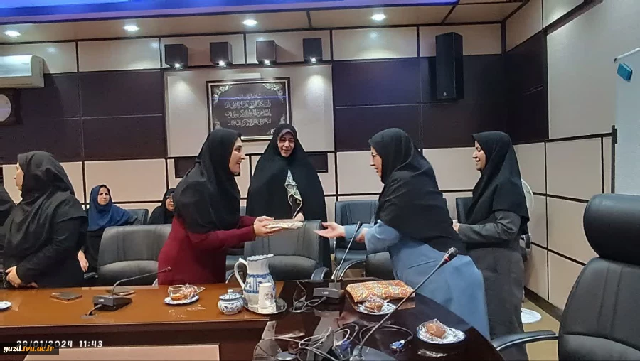 نشست جایگاه بانوان در انقلاب اسلامی در سالن کنفرانس آموزشکده فنی حضرت رقیه (س) 2