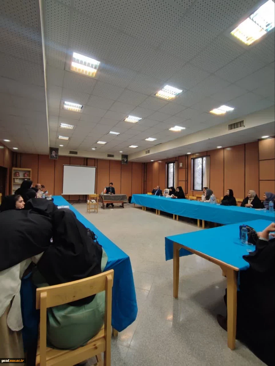 بازدید آموزشی دانشحویان عکاسی از اجرای نقالی در کتابخانه مرکزی شهرستان میبد
 5
