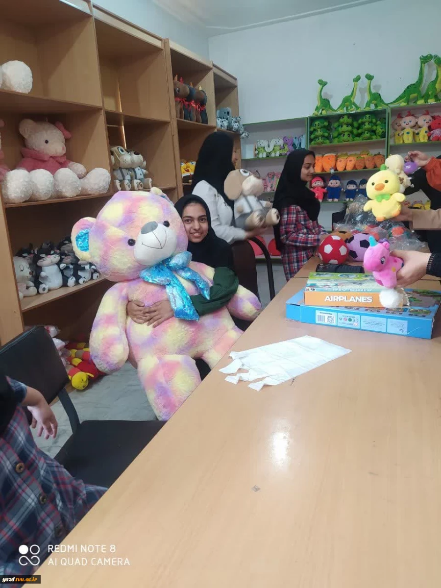 بازدید دانشجویان رشته طراحی دوخت از کارگاه تولید عروسک پرمون میبد
 3