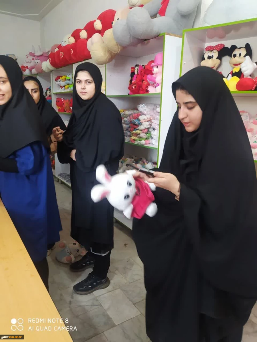 بازدید دانشجویان رشته طراحی دوخت از کارگاه تولید عروسک پرمون میبد
 4